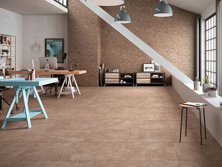 Kamer in een moderne loft met beige porcellanato tegels