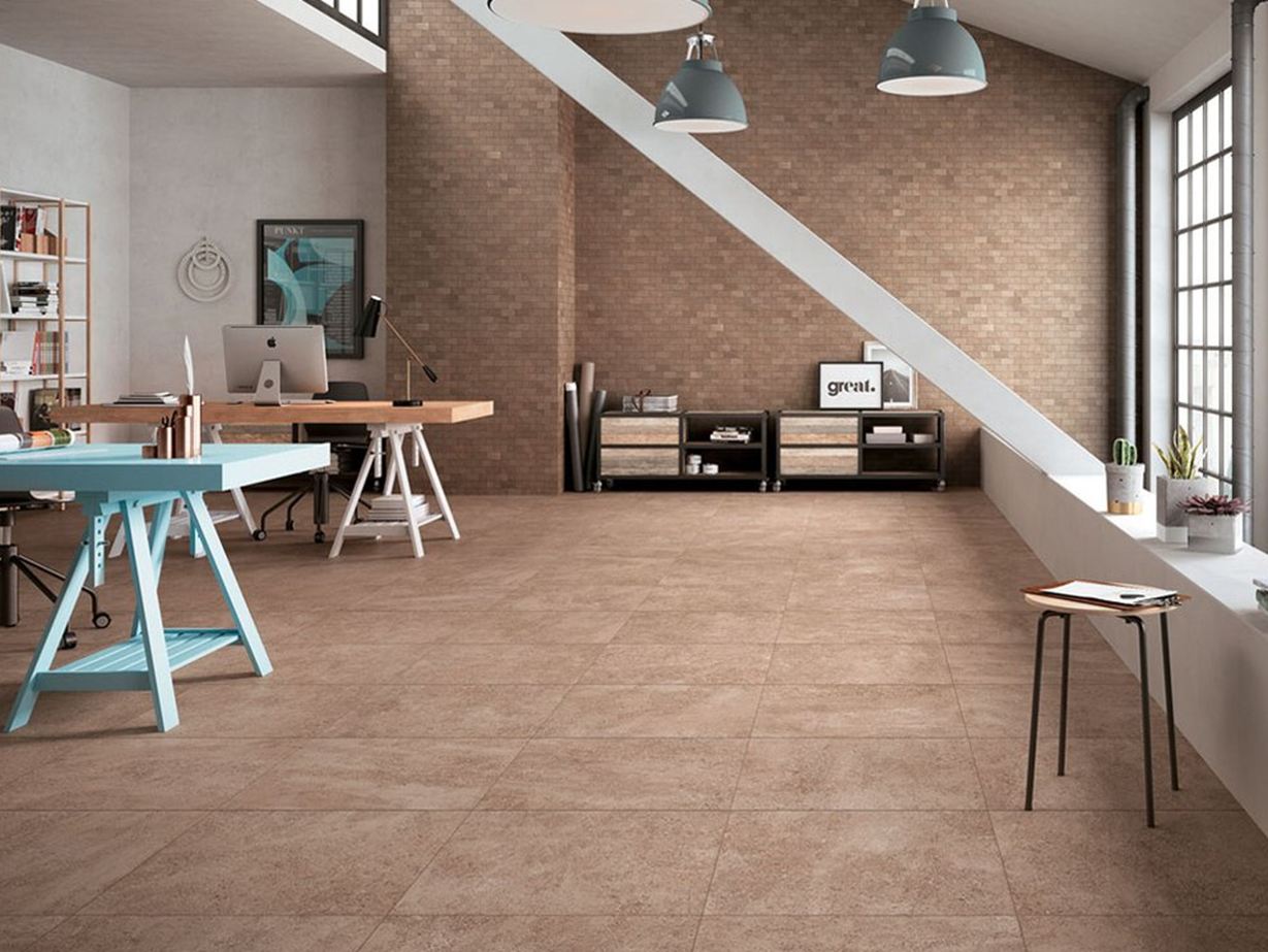 Kamer in een moderne loft met beige porcellanato tegels