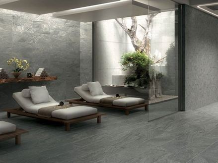 Spagedeelte met grijs keramische tegels en twee ligstoelen
