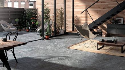 Moderne woonkamer met donkere tegels in leisteenlook