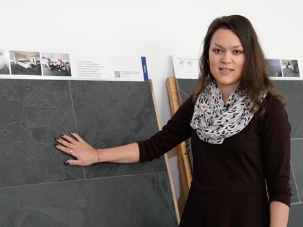 Werknemer staat voor voorbeeldpanelen van leisteen