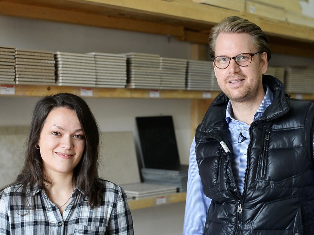 Een medewerker voor een schap met voorbeeldtegels