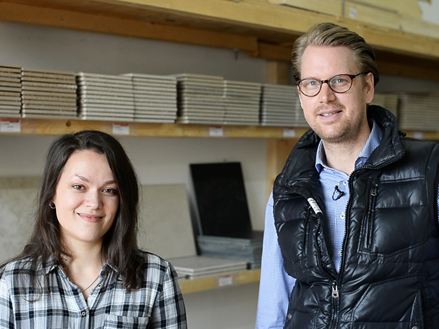 Een medewerker voor een schap met voorbeeldtegels