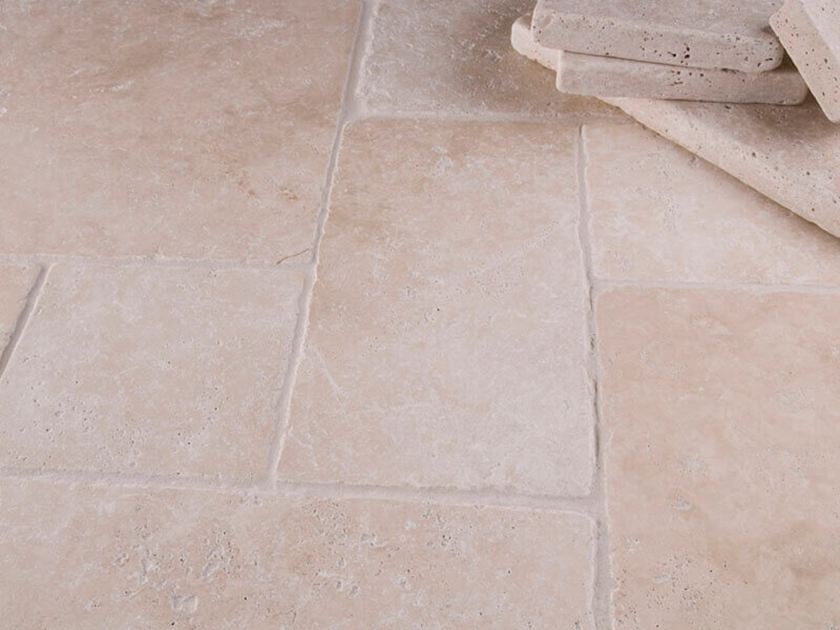 Travertin tegels met stapeltegels als decoratie