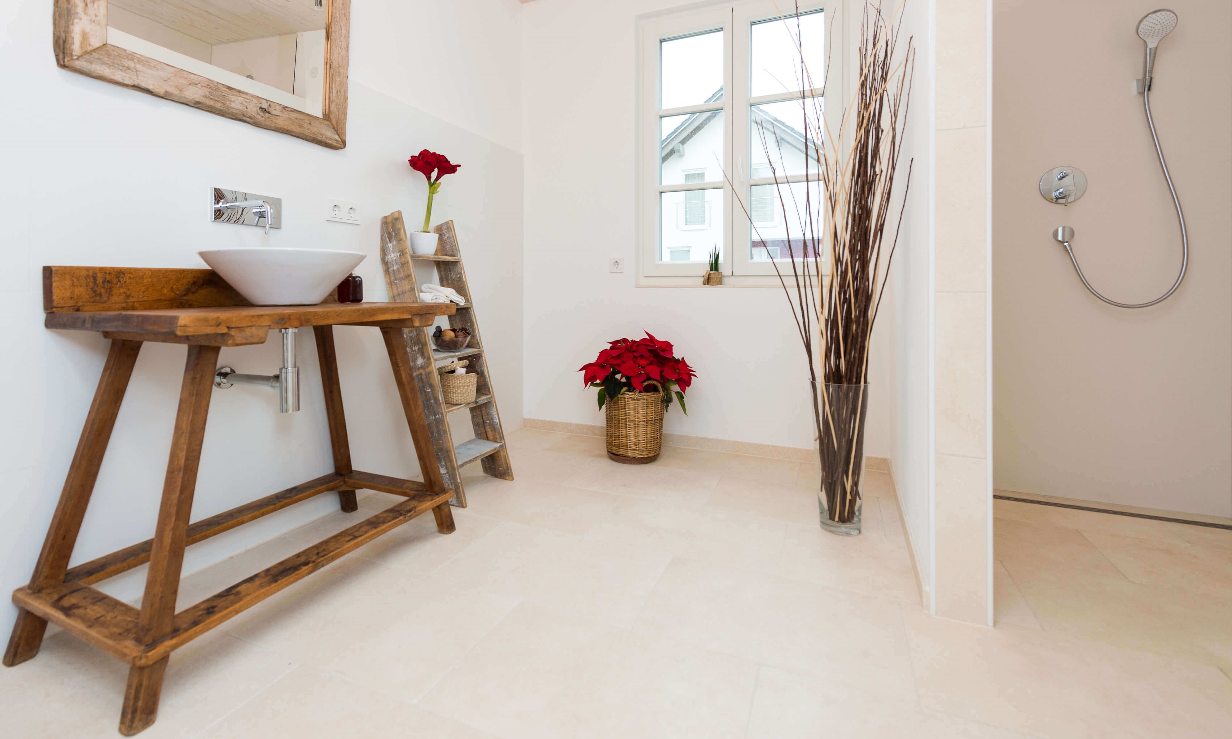 Moderne badkamer met houten meubels en lichtgekleurde kalkstenen tegels