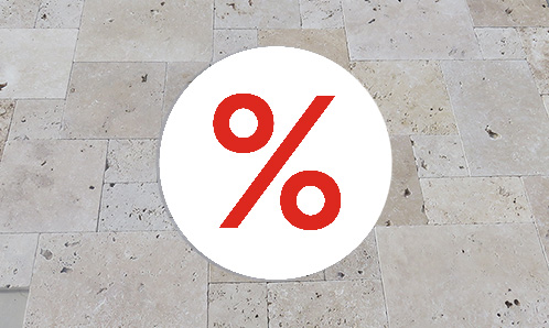 Platen en gras, met een verkoopbord erboven