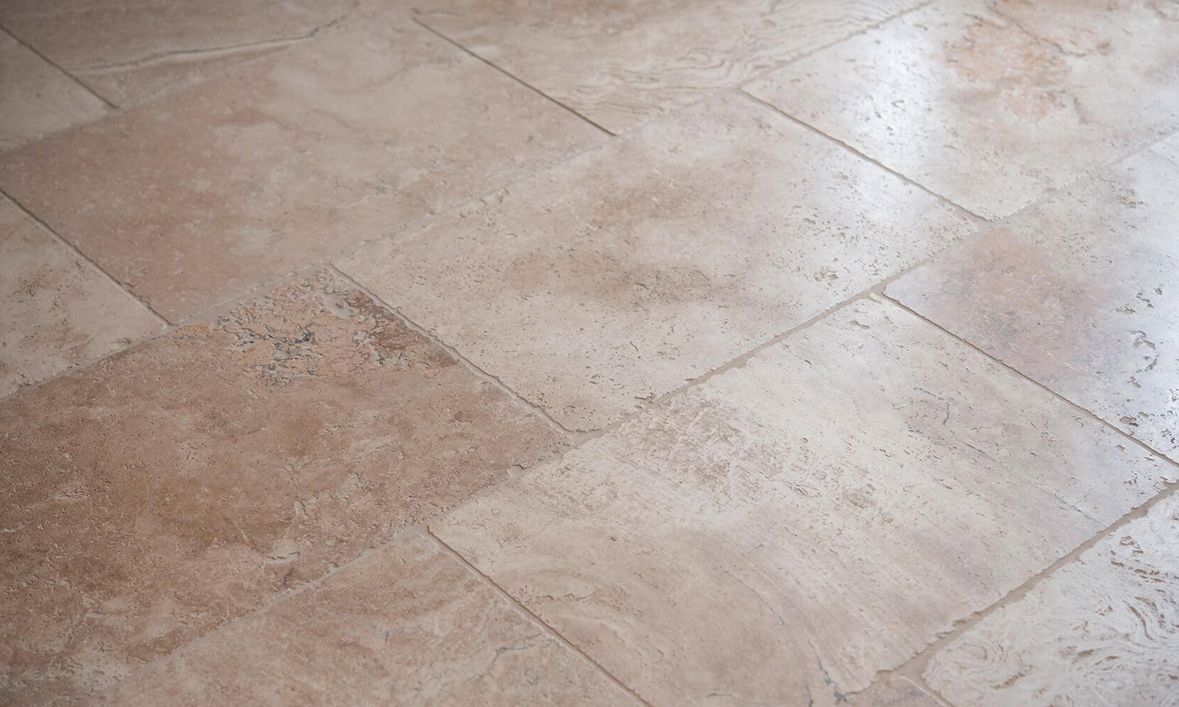 Travertin tegels met beige en bruine tinten in het zonlicht