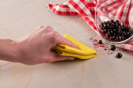 Natuursteen wordt gereinigd van bessenvlekken