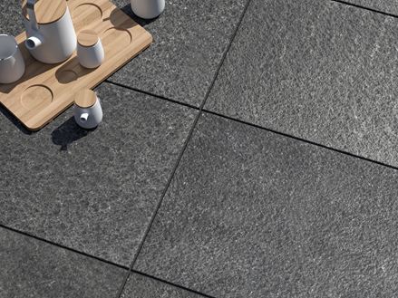 Terrasplaat basalt Takeda van boven met decoratie