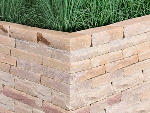 Muurbekleding kwartsiet Rio Dorado geel met gras