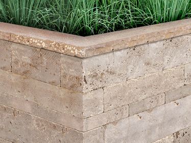 Travertin Noce muurbekleding met gras
