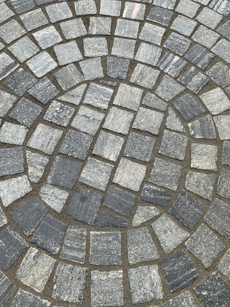 Urban Grey Line gneis bestrating in een cirkel gelegd