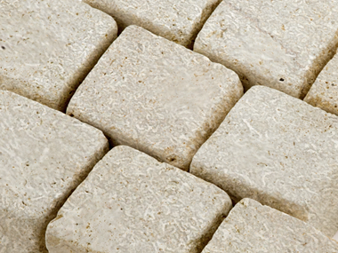 Bestrating kalksteen Royal Beige 10x10x8 cm Detail