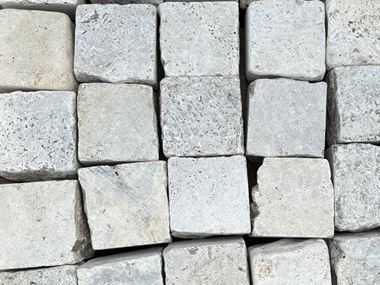 Detail_straatsteen_travertijn_Silver_Palette