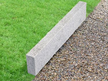 Graniet Silver Classico gazonrand met gazon en grind