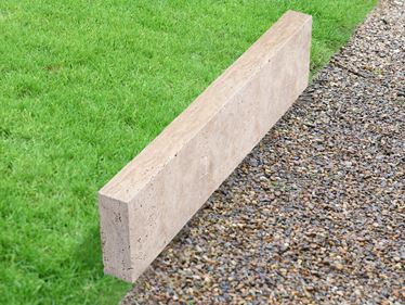 Gazonranden Travertin Medium Select met graszoden en grind
