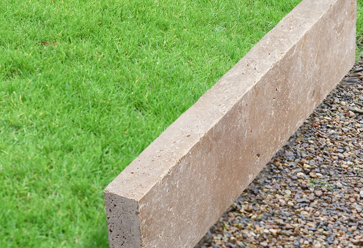 Gazonranden travertin met gazon en grind_cutout_banner
