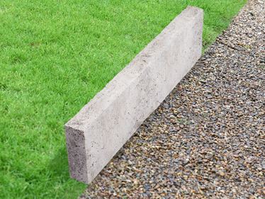 Travertin Zilver gazonrand met gras en grind