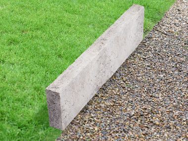 Travertin Zilver gazonrand met gras en grind