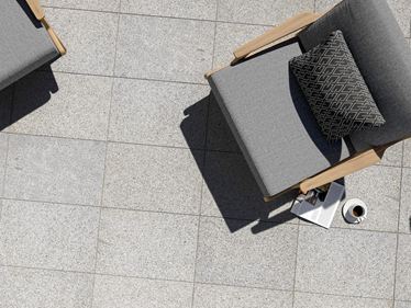 Graniet Silver Classico terrasplaat van boven met fauteuils voor buiten