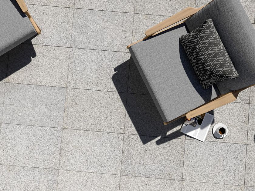 Graniet Silver Classico terrasplaat van boven met fauteuils voor buiten