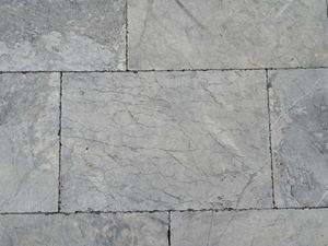 Close-up van hardstenen azuurblauwe kalksteenplaten in zachte grijstinten