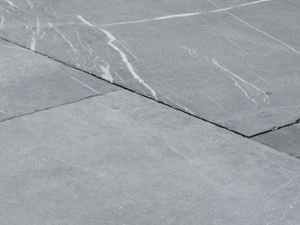 Close-up van platen gemaakt van kalksteen uit de Azur hardsteen, witte aders zijn zichtbaar in de lichtgrijze tint van de natuursteen.