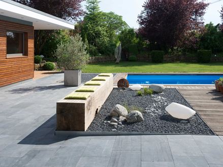 Terras met grindbed en Azur tegels van blauwe hardsteen