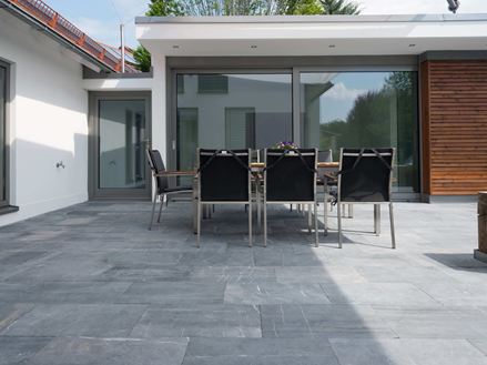 Modern terras met Azur tegels