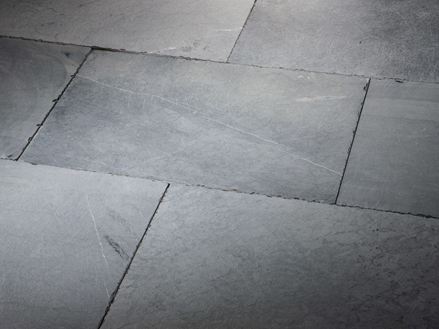 Platen van hardsteen met getrommeld oppervlak