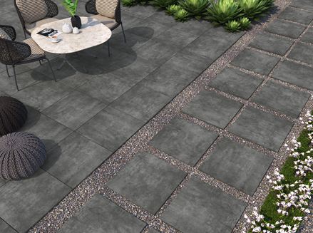 Terras met donkere Streetline Black porcellanato tegels in betonlook