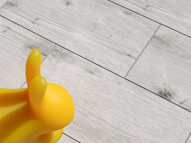 Bovenaanzicht van het Amber Eiken paneel met houteffect en het gele rubberen konijntje