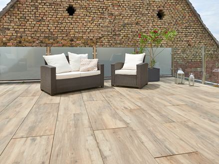 Dakterras met loungemeubilair en houtlook Canada Lodge terrastegels