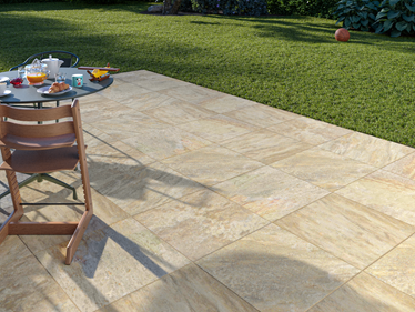 Zicht op terras met kwartsietlook tegels Bern