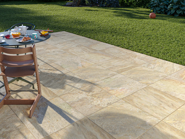 Zicht op terras met kwartsietlook tegels Bern