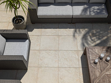 Bovenaanzicht van terras met kwartsieteffect Classic Beige met buitenmeubilair