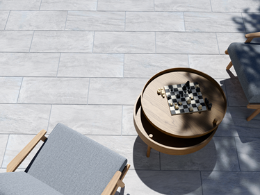 Zicht op terras met Monro Light kwartsietlook platen met buitenmeubilair