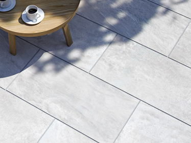 Bovenaanzicht van Monro Light terrasplaat met kwartsietlook en salontafel