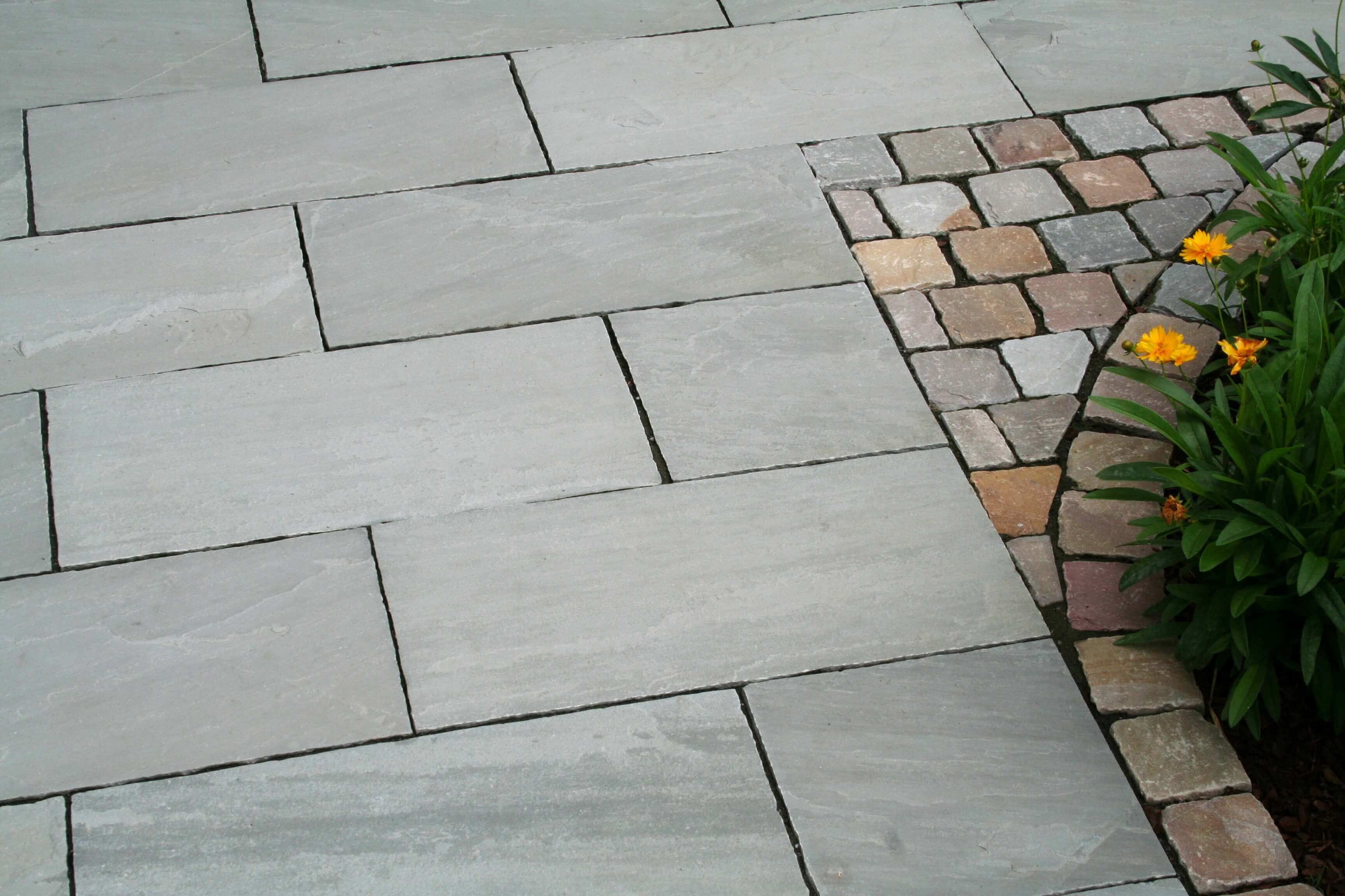 Grijze zandsteen Kandla Grey met rand aan de bedding