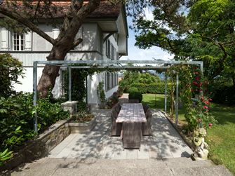 Terras met natuurstenen platen van grijze zandsteen in een natuurlijke tuin