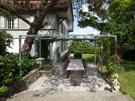Terras met natuurstenen platen van grijze zandsteen in een natuurlijke tuin