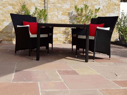 Modak platen, terras met zitgedeelte