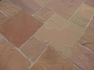 Rustieke platen van Modak zandsteen gelegd in Romeins verband