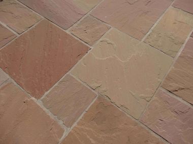 Rustieke platen van Modak zandsteen gelegd in Romeins verband