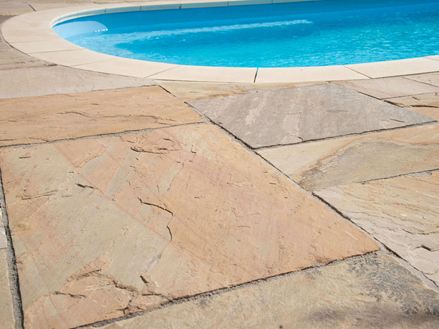 Gele Mint zandsteenplaten bij het zwembad