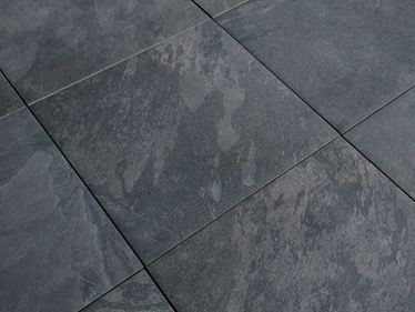 Close-up van donkere leisteenpanelen in Alpine Black