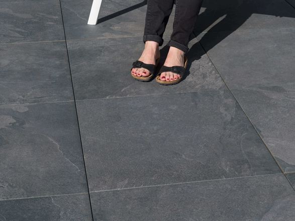 Fe op terrastegels gemaakt van Alpine Black keramische tegels
