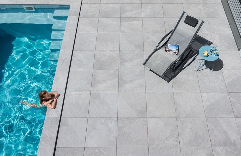 mirrored_girls-in-the-pool-door-alpine-grijs-terras-SN