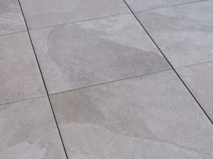 Leggen van platen met een leisteenlook