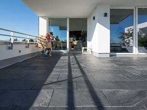 Mensen op het leisteen dakterras